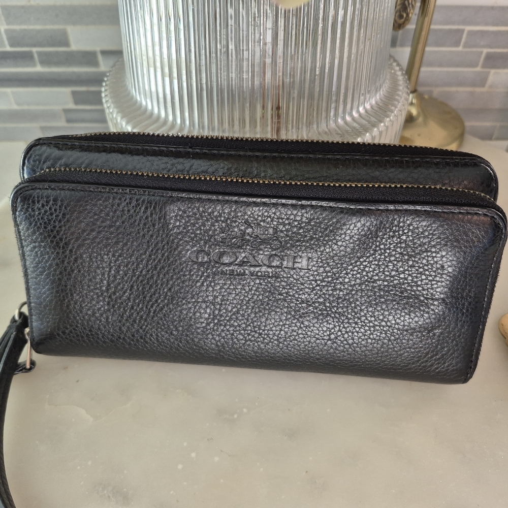 Coach Black Leather Womams Wristlet  Wallet 12 Stlots For Cards
